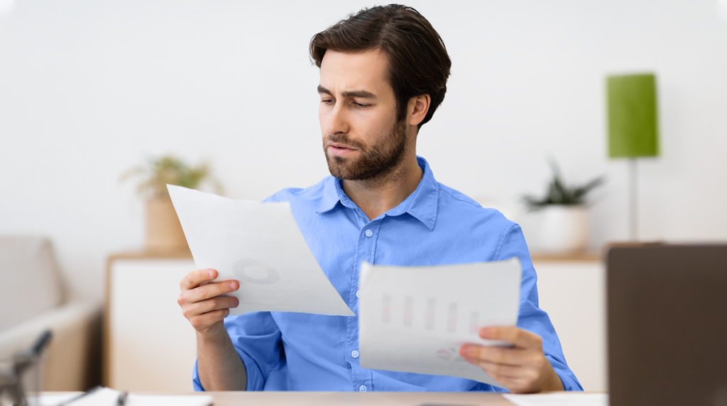 no deflactacion del ipc mientras un hombre analiza documentos con gráficos en una oficina