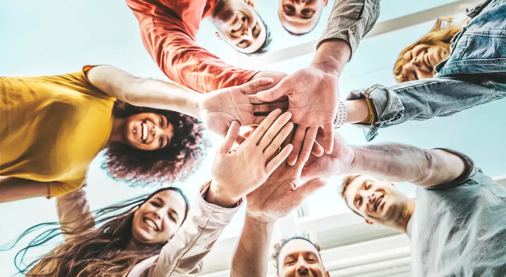 La perspectiva es desde abajo hacia arriba, lo que amplifica la sensación de cohesión y energía colectiva simulando una startups.