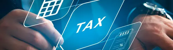 Pantalla digital con iconos financieros y la palabra TAX, ilustrando tecnología y concepto asesoria fiscal en gestión tributaria.