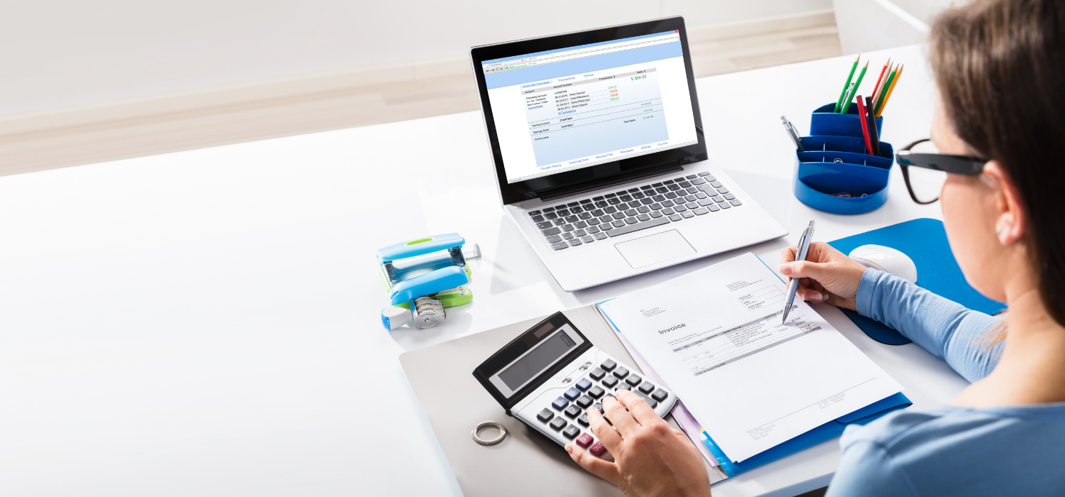 Persona trabajando con facturación digital en oficina. Fin de las facturas en PDF Word o Excel: adiós a su uso hacia sistemas modernos.