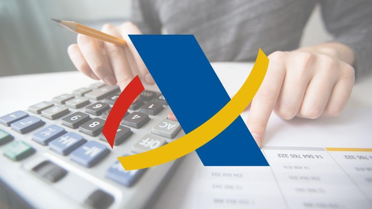 Persona calculando impuestos con una calculadora y papeles, imagen relacionada con la renta 2024 y trámites fiscales.