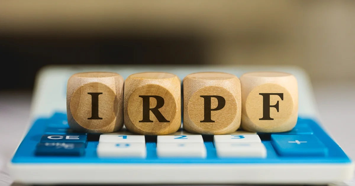 Revisa tu declaración de la renta: claves para evitar errores con una imagen de dados con “IRPF” sobre una calculadora.