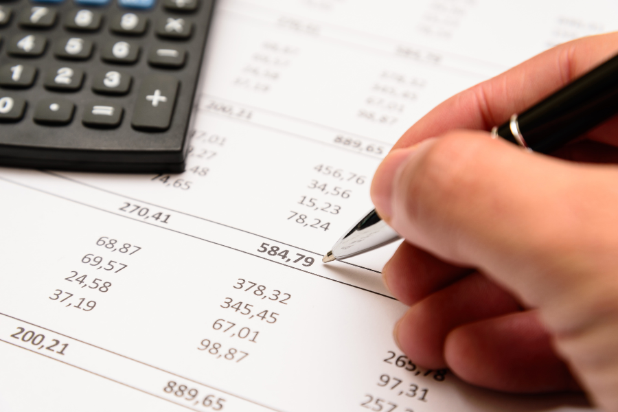 asesoría contable para empresas en Madrid revisando documentos y gestión de impuestos