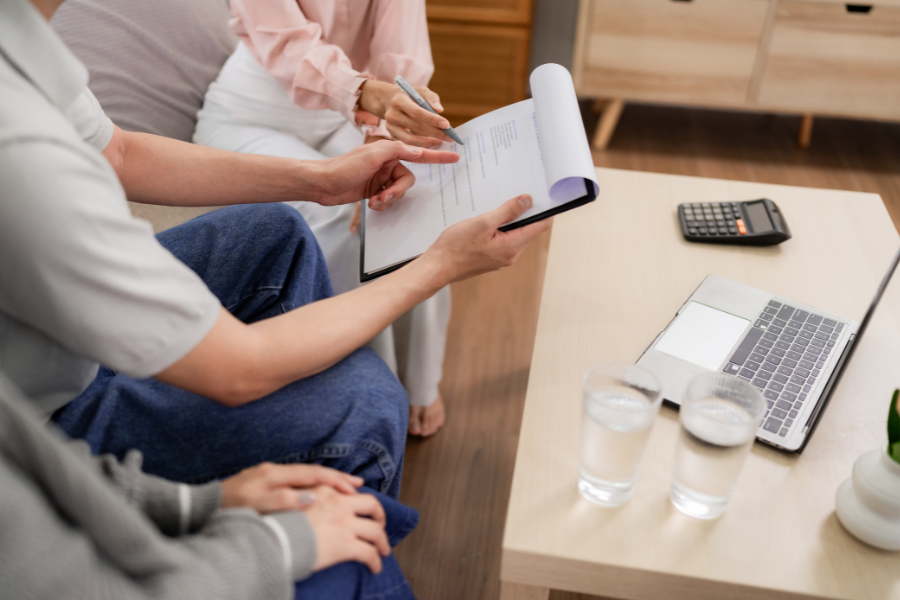 cómo financiar el crecimiento de una pyme y autónomos con asesor dando consejos financieros