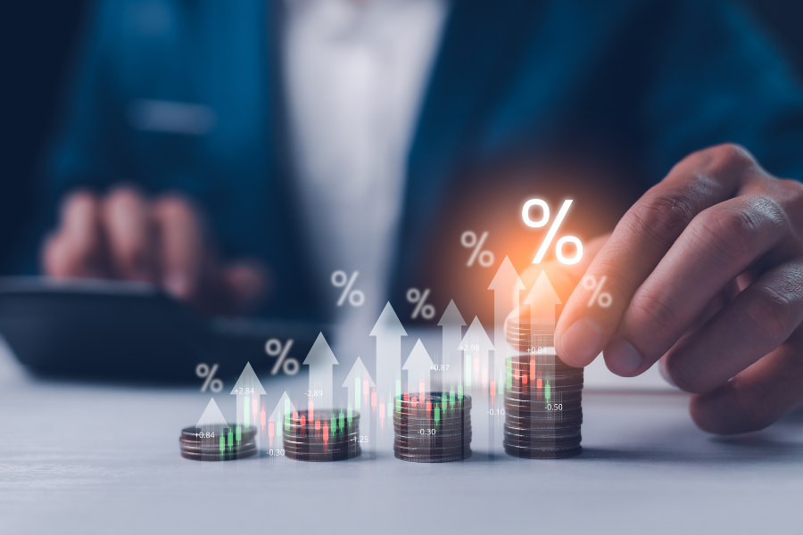 asesoría financiera para empresas representada con monedas en crecimiento y aumento de rentabilidad
