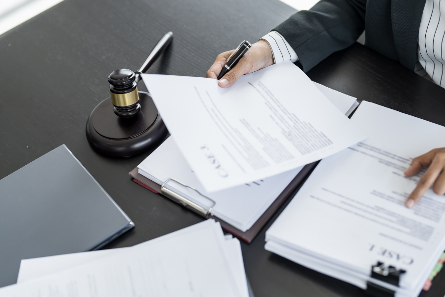 asesoría fiscal para empresas en Madrid revisando documentos y gestión de impuestos