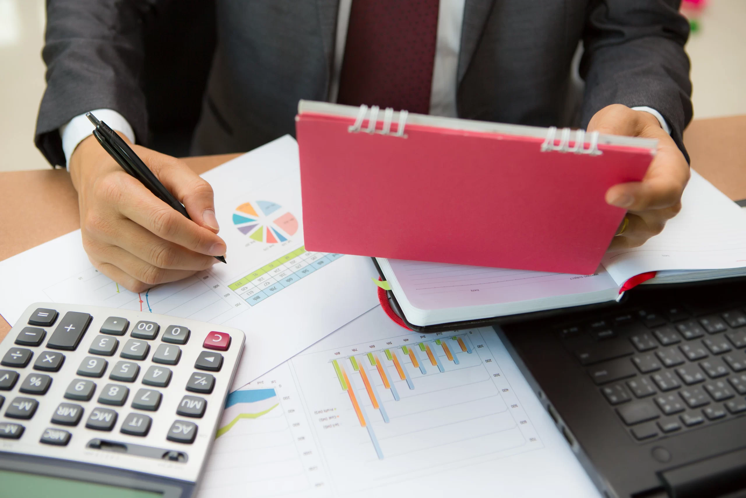 Asesor organizando la contabilidad de una empresa correctamente