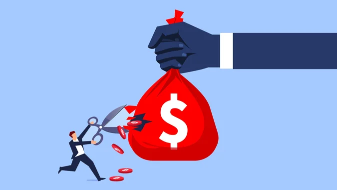 Ilustración de un empresario cortando una bolsa de dinero gigante, simbolizando la presión fiscal y el impacto económico.