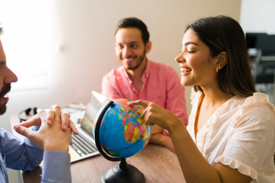asesor comercio internacional explicando expansión de negocio en mapa global