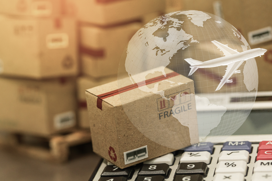 cajas junto a un planeta simulando una asesoría de comercio internacional