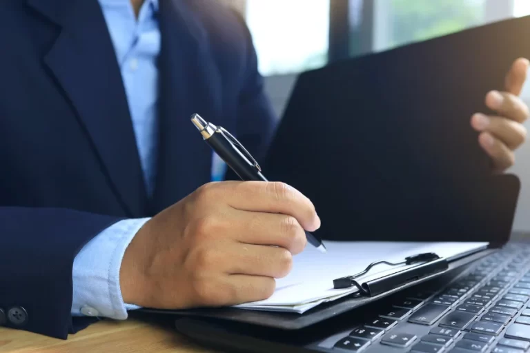 Asesor realizando papeleo para la documentación comercio internacional