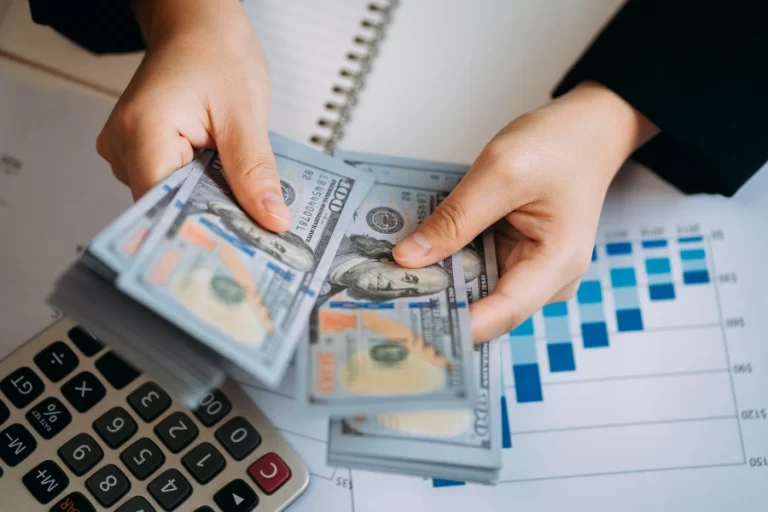 Problemas de liquidez en una empresa revisando tesorería y flujo de caja