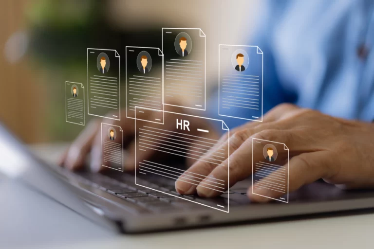Profesional trabajando con software y herramientas de asesoría laboral.