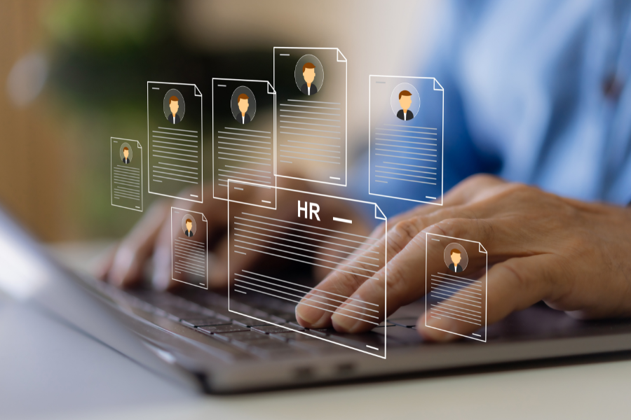 Profesional trabajando con software y herramientas de asesoría laboral.