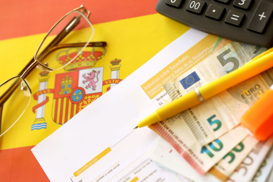 montones de dinero sobre declaración, representando los impuestos que pagan las startups en España.