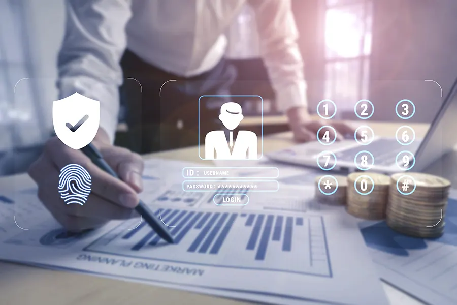 Empresarios revisando operaciones de factoring y confirming para gestionar la financiación de su empresa