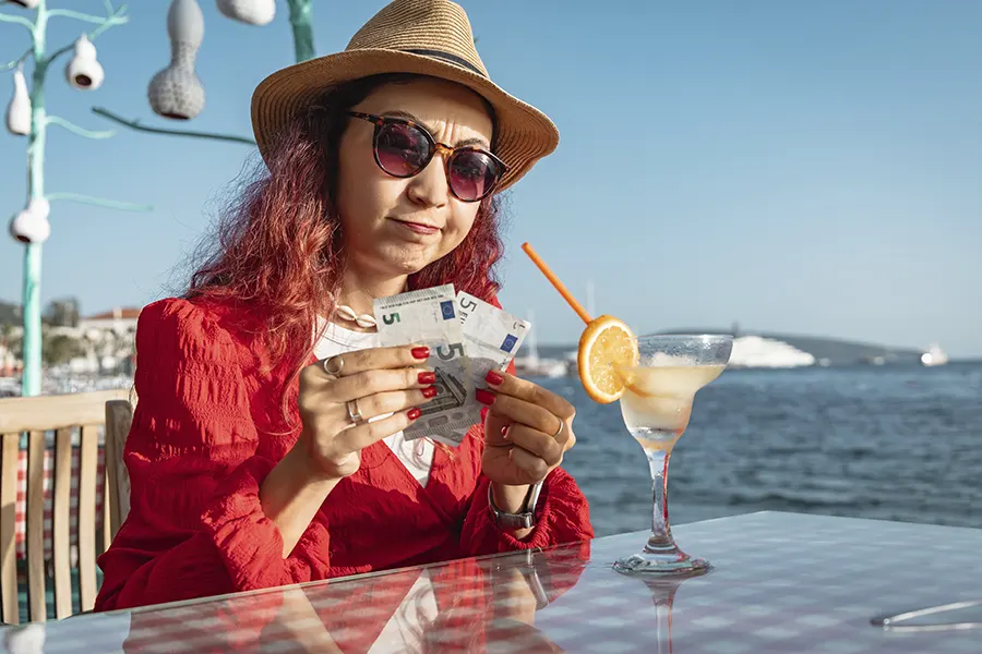 Autónomo revisando gastos deducibles durante las vacaciones