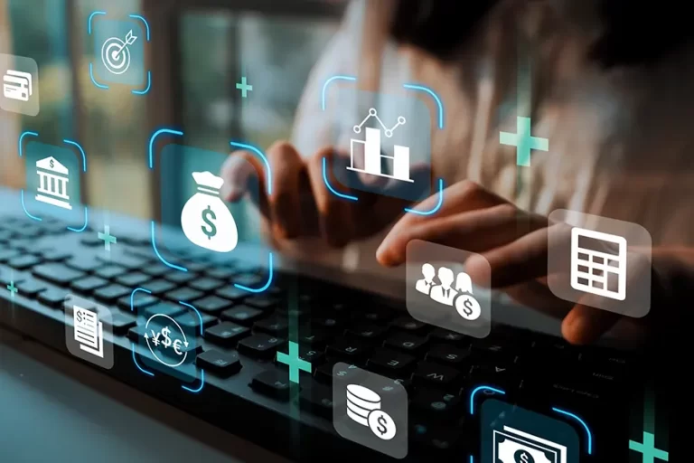 Empresarios analizando diferentes líneas de financiación para su empresa