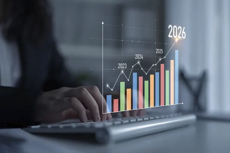 Empresarios comparando diferentes opciones de financiación para su empresa