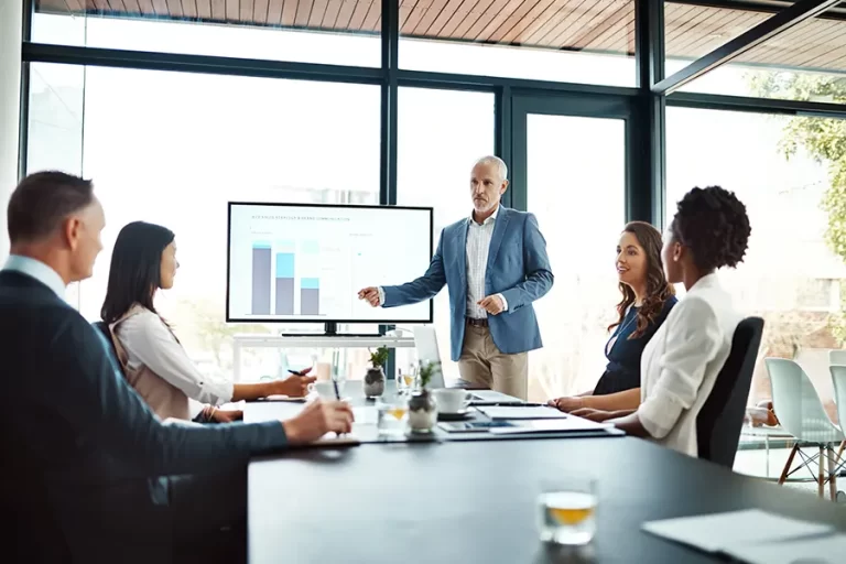 Empresarios comparando financiación bancaria y financiación alternativa para su empresa