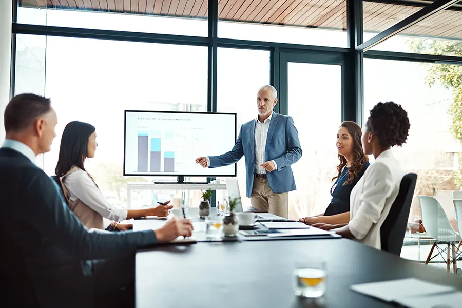 Empresarios comparando financiación bancaria y financiación alternativa para su empresa